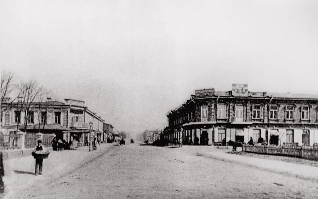 Угол улиц Красной и Гимназической, 1888 год, недалеко от войсковой гимназии | Источник: Евгений Дмитриевич Фелицын