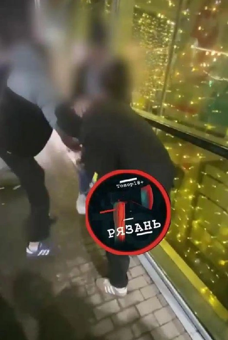 Разборки подростков у «Виктории Плазы» | Источник: Telegram-канал «Топор Рязань»