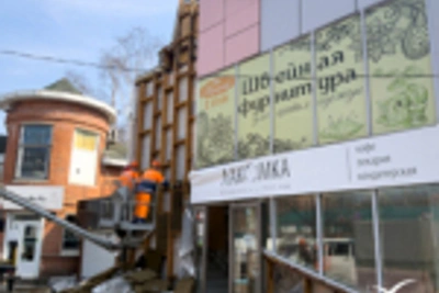 На Русской идёт снос двухэтажного здания с магазинами