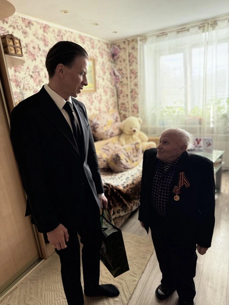 Сергей Соколов лично поздравил ветерана войны и вручил ему памятный презент | Источник: Сергей Соколов