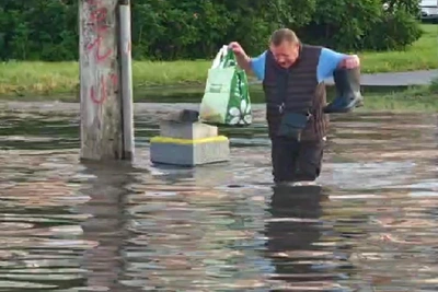 Оказавшиеся по пояс в воде петербуржцы понадеялись на сапоги