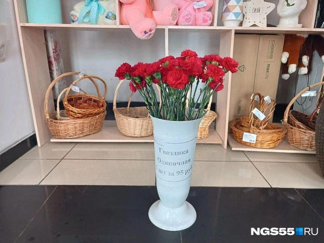 В «Флора опт» самые дешевые гвоздики | Источник: Мария Носенко / NGS55.RU