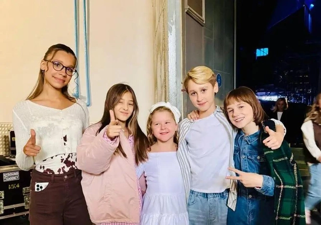 Матвей и Есения (слева) с другим участниками шоу «Голос. Дети» на съемках этапа с поединками | Источник: Дарья Диденко