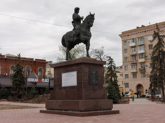 Памятник Григорию Засекину возвышается над стройплощадкой. | Источник: Алексей Волхонский / V1.RU
