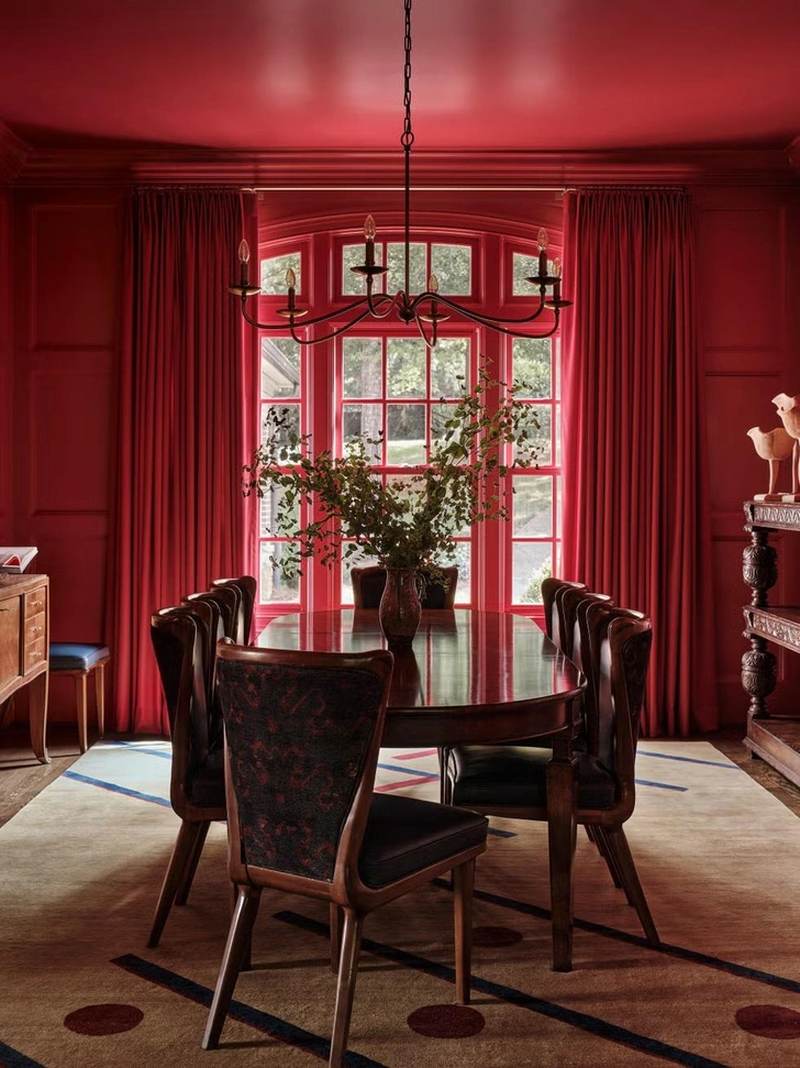 Краска Rectory, Farrow & Ball. Шторы, Holland and Sherry. Стулья, винтаж, Westside Modern. Стол, Holland MacRae. Ковер изготовлен на заказ, Christopher Farr. | Источник: Джозеф Брэдшоу