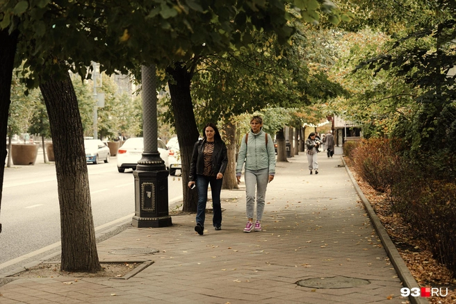 Осенью центральная улица выглядит уютно | Источник: Дарья Паращенко / 93.RU
