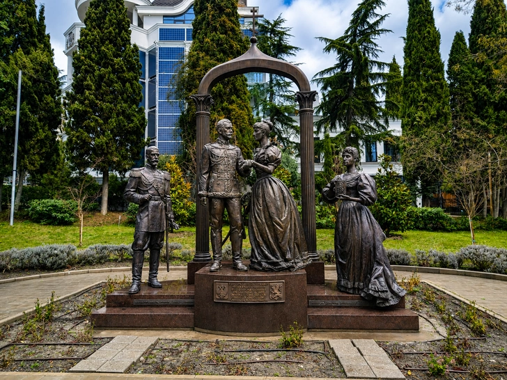 26 ноября 1894 года в Санкт-Петербурге венчались император Николай II и Алиса Гессен-Дармштадтская. Благословение на брак они получили в Крыму, в Алуште установлен памятник, посвященный их встрече | Источник: Dall-E