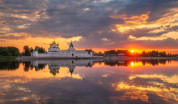 Кадр из фильма и вид на Ипатьевский монастырь | Источник: Elvis Antson/Shutterstock/Fotodom.ru