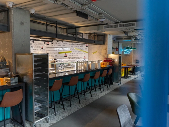 Стены украшали цитаты из известных песен, преимущественно на морскую тему. | Источник: Максим Бутусов / E1.RU