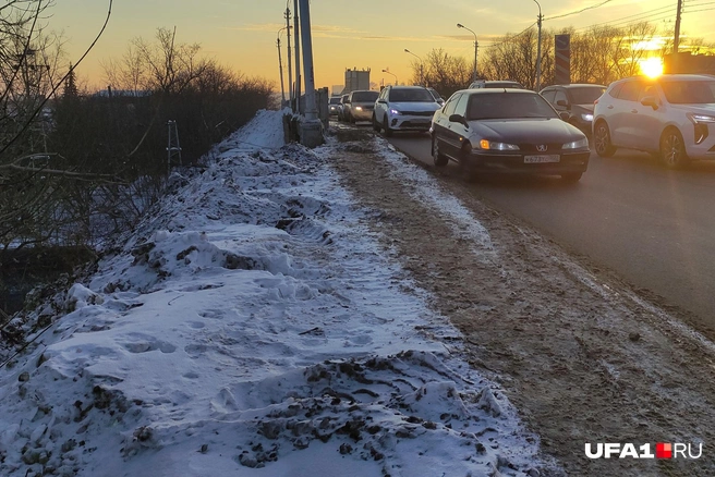 По этой стороне моста лучше вообще не ходить