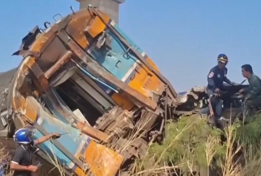 Строительный кран рухнул на поезд с пассажирами в Таиланде, погибли 28 человек