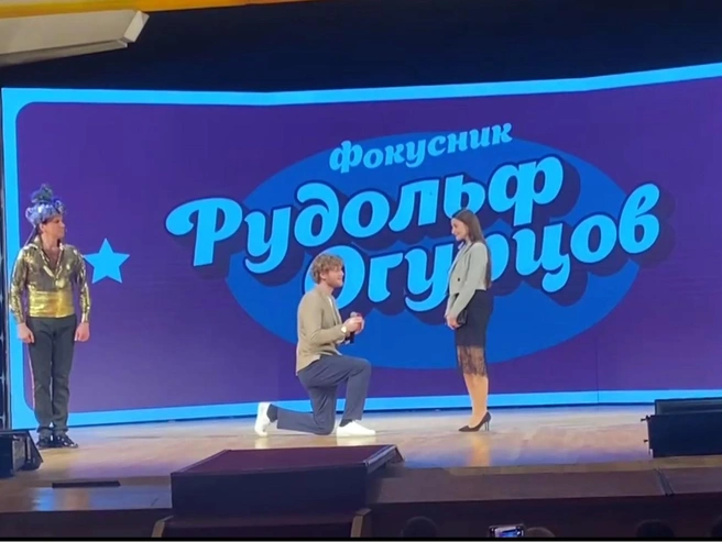 Девушка засмущалась, но охотно согласилась | Источник: читатель E1.RU