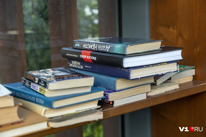 Волгоградцы кладут на улице ненужные книги в надежде, что кто-то их заберет | Источник: Константин Завриков