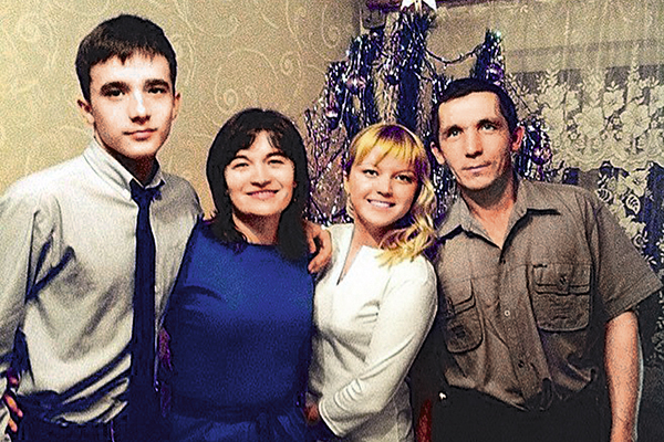 2014 год: счастливая семья Семеновых поздравляет сына – выпускника школы