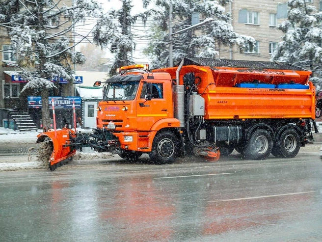 Утром 11 октября на дорогах города было задействовано 144 единицы техники | Источник: Администрация Новосибирска