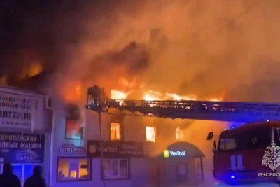 Крупный пожар в Тюмени охватил три этажа здания