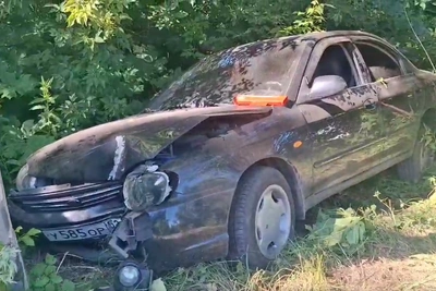 Легковушку выбросило с дороги в столб под Богородском