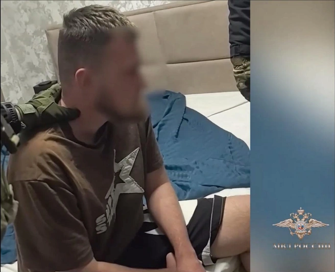 Один из фигурантов во время задержания | Источник: Телеграм-канал Ирины Волк / T.me