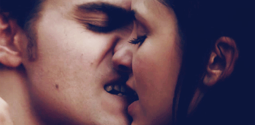 13 нелепых вещей, которые могут случиться при первом поцелуе