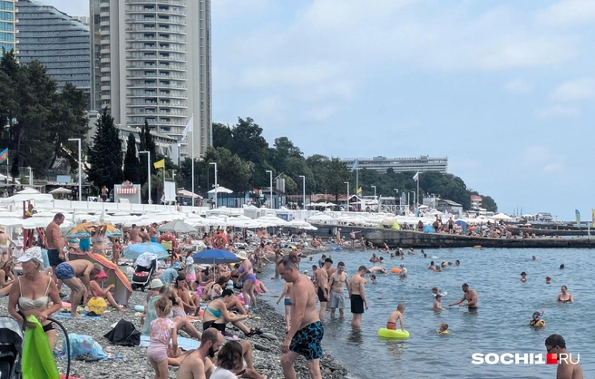 Пляж «Маяк» очень популярен, судя по количеству народа  | Источник: Оксана Витязь/SOCHI1.RU