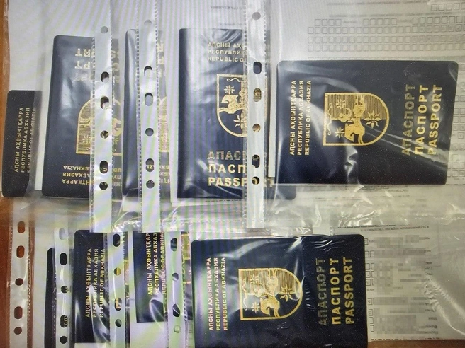 60 поддельных паспортов с их фотографиями, оформленных на разные фамилии и имена | Источник: ГУ МВД России по Ставропольскому краю