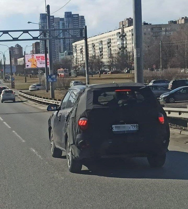 Машину в камуфляже сфотографировали в Петербурге. Возможно, это новая «Крета» (фото) | Источник: Читатель «Фонтанки» Кузьмич