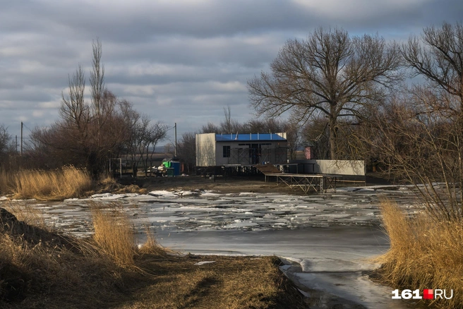 В километре от дома хуторянина другие жилые дома соседнего поселения | Источник: Евгений Вдовин / 161.RU