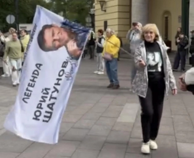 «Мы с Шатуновым чуть не подрались». Интервью экс-участника «Ласкового мая» в день рождения народной легенды | Источник: Читатель «Фонтанки»