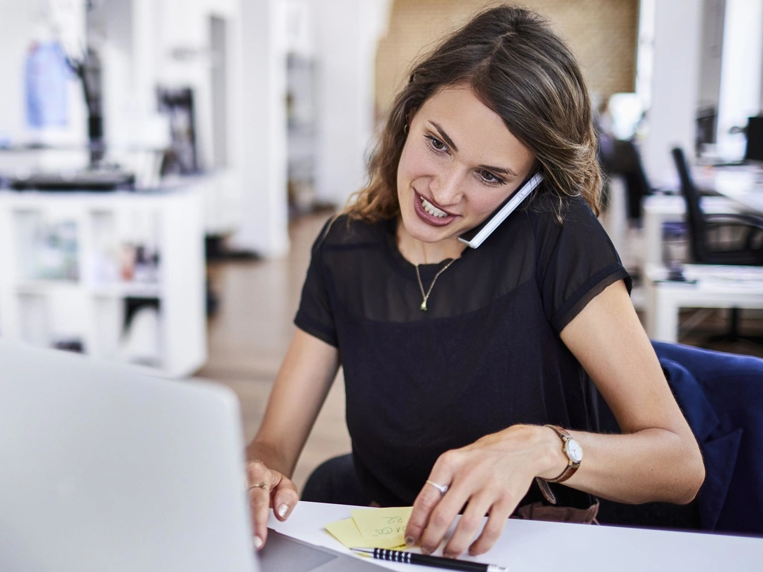 7 офисных привычек, которые каждый день вредят вашей спине | marieclaire.ru