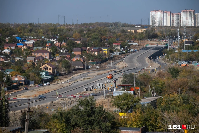 На спуске открывается отличный вид на стройку | Источник: Евгений Вдовин / 161.RU
