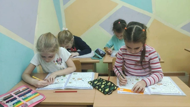 После подготовительного курса в «Зайках» дети с уверенностью идут в 1-й класс | Источник: «Зайки»