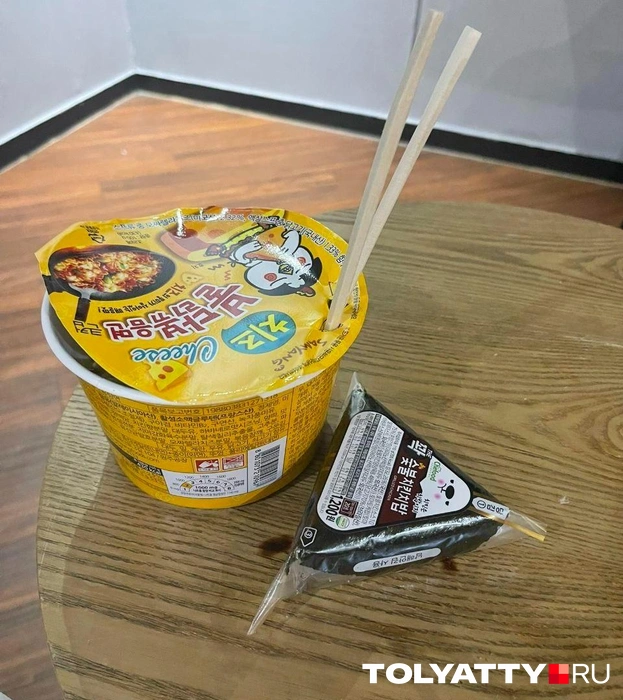 Рамен и треугольничек из риса, который называют кимпаб, со временем стали привычной пищей тольяттинца | Источник: Дмитрий Глазков