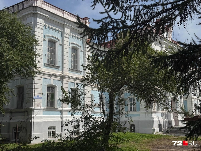 Фасад (и не только он) уже давно требует обновления, но работы многократно откладывались из-за отсутствия финансирования | Источник: Илья Чикотин / 72.RU