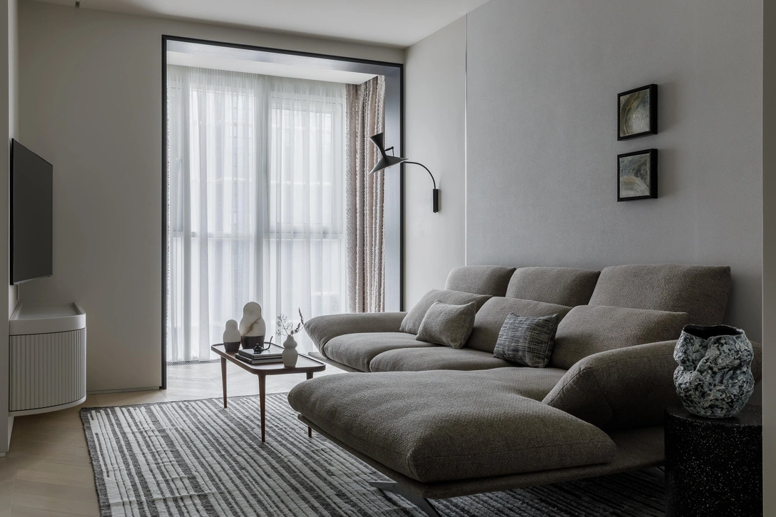 Диван, Koinor. Столик журнальный, La Redoute. Декоративные матрешки, «Центрсвет». Декор, Gilini home. Обои, KT-Exclusive. Керамика, студия TetriFlat. Картины, Оксана Сотникова. Шторы, Le Fabric. | Источник: Михаил Чекалов. Cтиль: Ольга Коробка