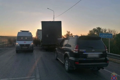 Столкновение двух фур и внедорожника под Волгоградом: раненый