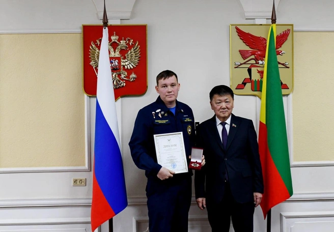 Молодежь не уступает опытным коллегам-волонтерам: парламентским знаком наградили студента ЗабГУ Ивана Бармина | Источник: Законодательное собрание Забайкальского края