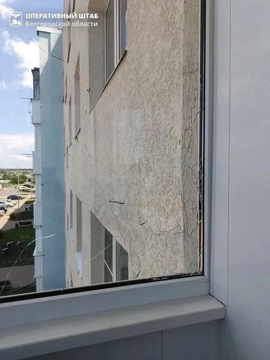 При той же атаке в Пролетарском повреждены окна и фасад многоквартирного дома | Источник: Оперштаб Белгородской области / max.ru
