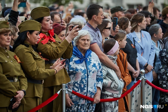 На акцию горожане пришли семьями, новосибирцы отмечают, что прониклись мероприятием, казалось, что и они сами побывали в те страшные годы. Но добавляют: не ожидали, что с утра будет так много людей | Источник: Александр Ощепков / NGS.RU