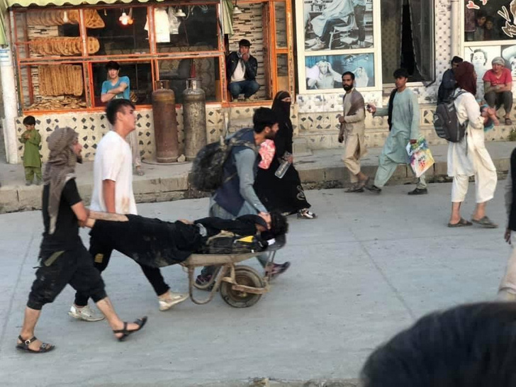 Террорист-смертник, 40 погибших и десятки раненых: что известно о взрыве в аэропорту Кабула