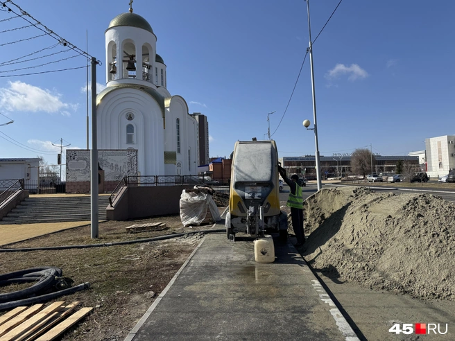Смесь для укладки плитки продолжают спускать на набережную  | Источник: Юлия Король / 45.RU