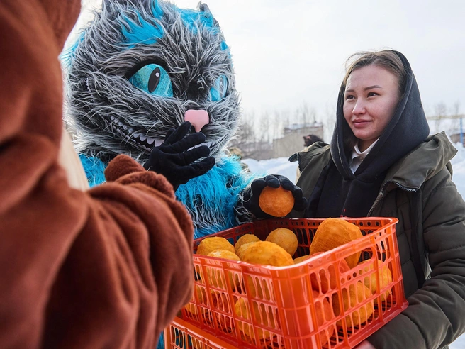 Для гостей подготовили различные конкурсы и угощения. | Источник: Александр Ощепков / NGS.RU