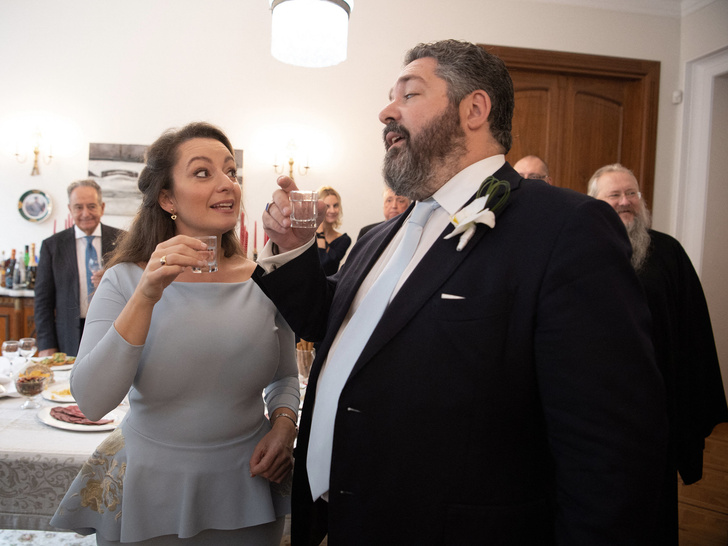 Невеста в голубом, хохлома и водка: первый день свадьбы великого князя Георгия Романова
