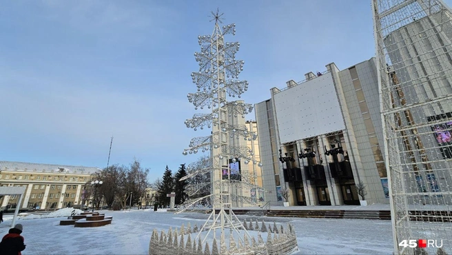 Такая необычная елка возле областной филармонии  | Источник: Дарья Никитченко / 45.RU