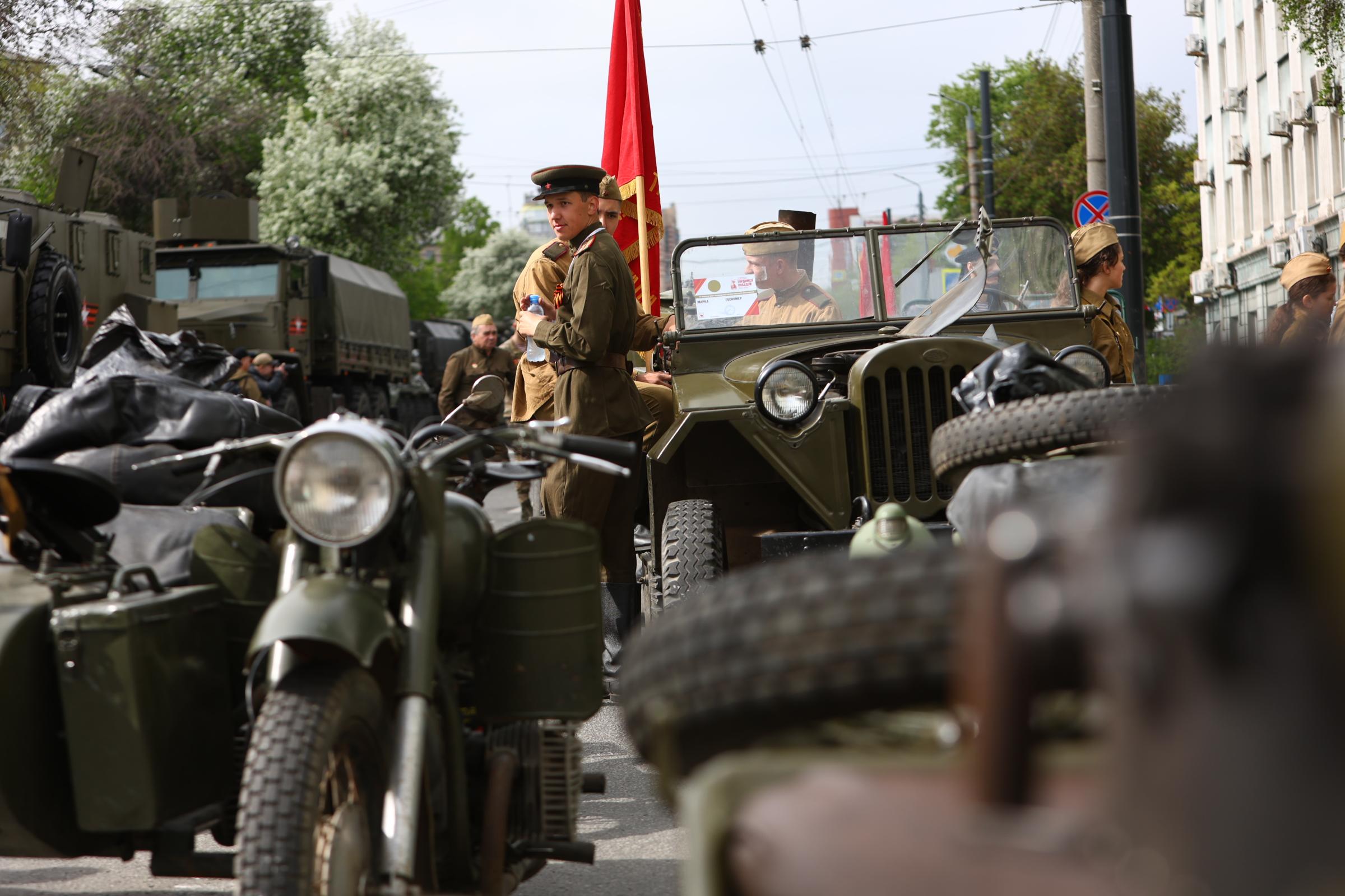 Ди Каприо на трибуне и поющий «Катюшу» у танка музыкант из Анголы: чем запомнился парад Победы в Челябинске