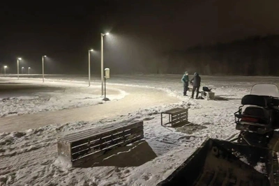 На Снежинке в Мурманске открыли круглосуточный каток с подсветкой