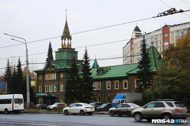 Через дорогу от нее историческое строение, которое умудрились переделать под бизнес-центр | Источник: Игорь Епифанцев / NGS42.RU