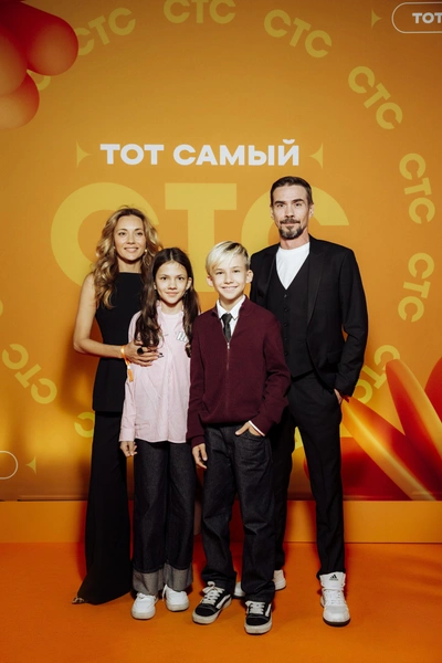 Денис Никифоров с семьей