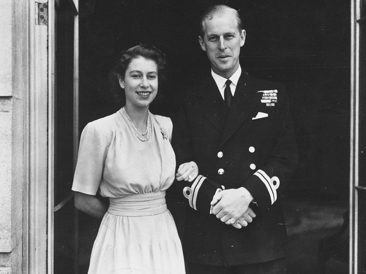 Принц Филипп и Елизавета II в день помолвки, 9 июля 1947 год | marieclaire.ru