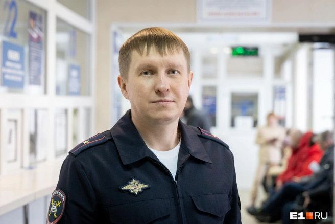 Николай Зубрилов в свердловской автоинспекции отвечает за все нюансы, связанные с регистрацией автомобилей | Источник: Владислав Лоншаков / E1.RU