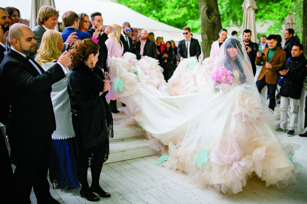 Длинный шлейф платья невесты помогали нести гости